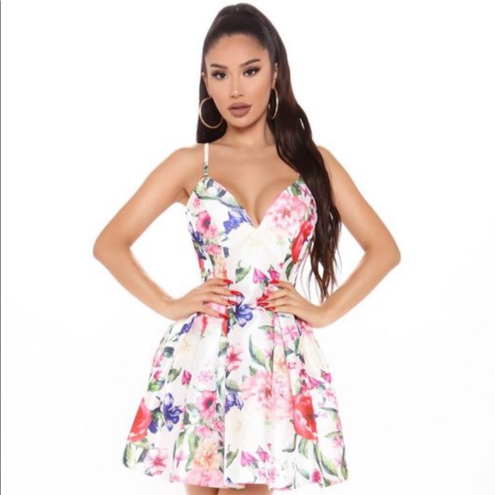 NWT Fashion Nova Smells Like Spring Mini Floral Dress Size Small.